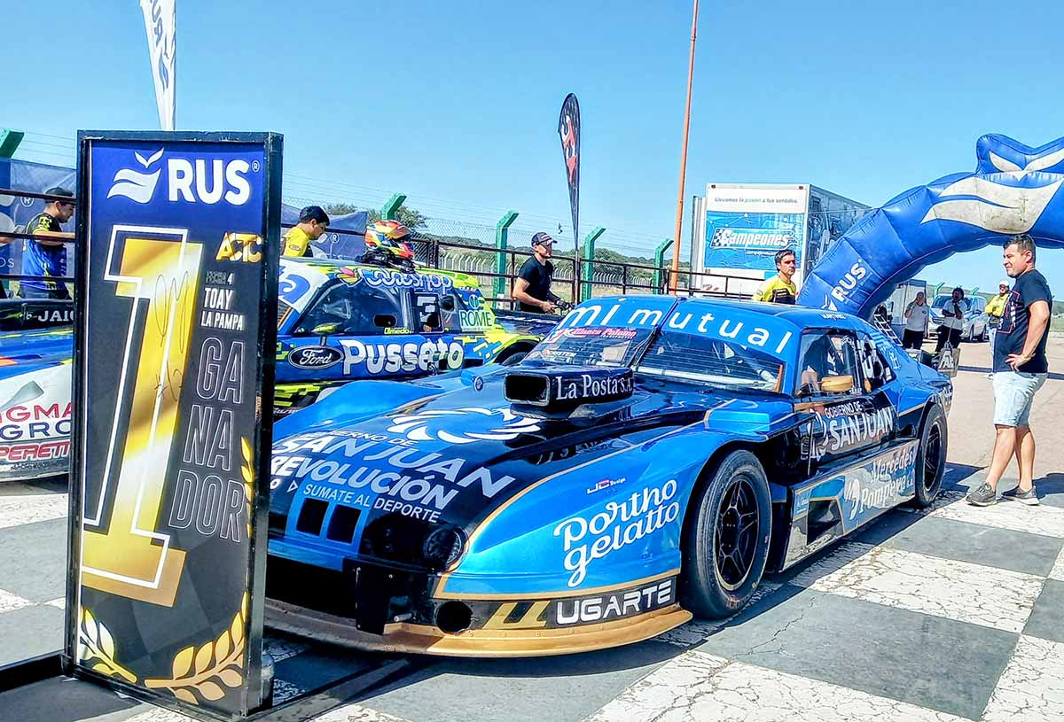El Chevrolet de Martínez con el cartel de 1.