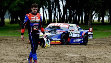 Germán Todino caminando con el Dodge de Fondo.