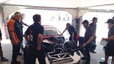 Integrantes del TGR observan el auto de Rossi.