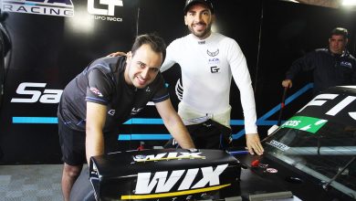 Candela y Santero junto al Ford de TC.