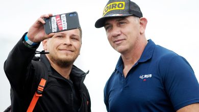 Ugalde haciendo una selfie junto a un hincha.