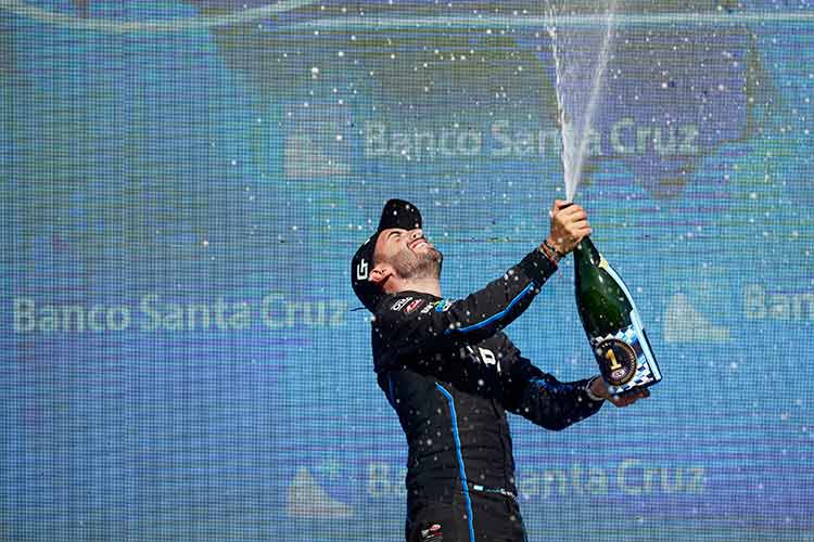 Santero festeja la victoria de TC en el podio de El Calafate.