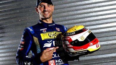 Facundo Ardusso señalando el casco.
