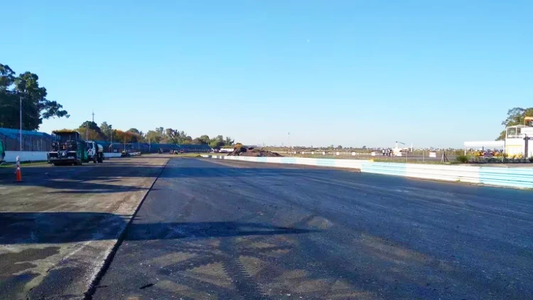 Reasfaltado de la recta principal a la salida de los boxes del autódromo de Buenos Aires.