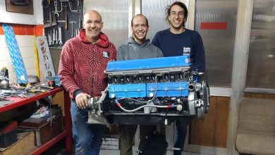 Rogelio, Cristian y Nicolás Satriano con el motor del Chevrolet de TCPM.