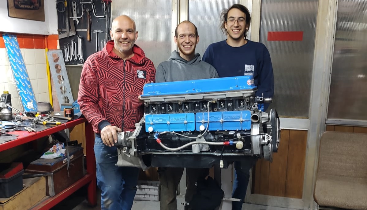 Rogelio, Cristian y Nicolás Satriano con el motor del Chevrolet de TCPM.
