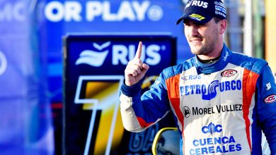 Elio Craparo festeja el 1 en TC Pista Pick Up.