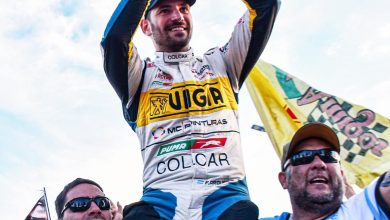Ardusso en andas de los hinchas de Chevrolet.