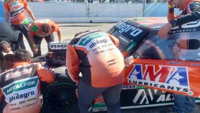 Mecánicos revisando el motor de Castellano.