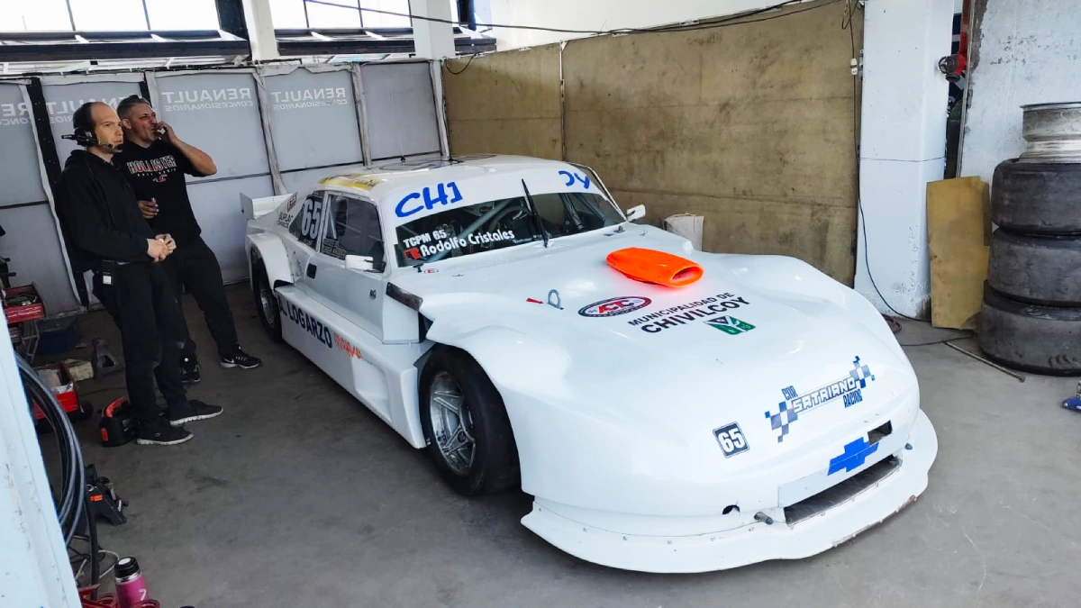 Chevrolet de Rogelio Satriano en los boxes del Mouras.