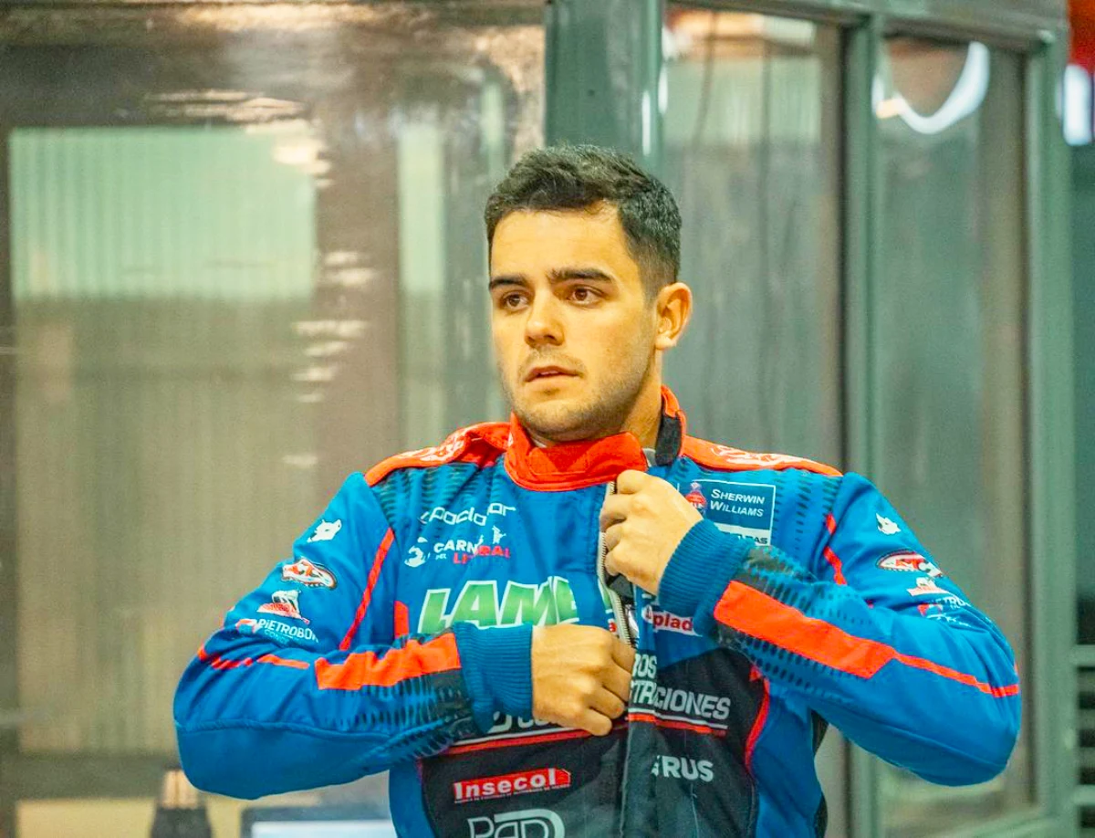 De Brabandere se abrocha el buzo antiflama.