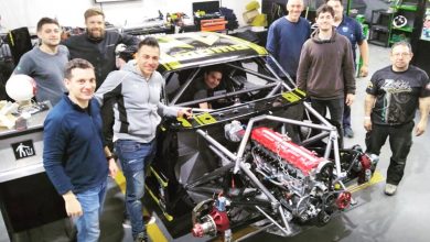 Ebarlín y su equipo alrededor de la Chevy.