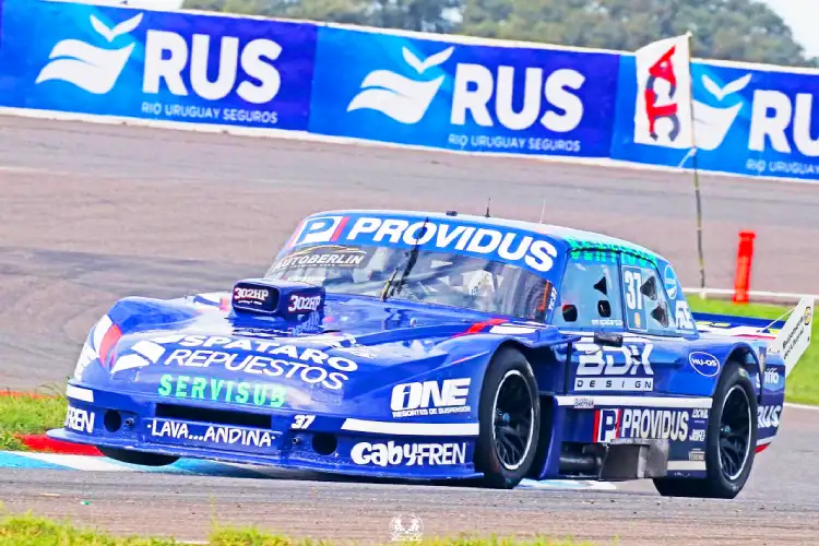 Ford de Spataro doblando en la pista.