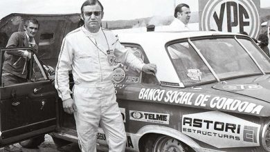 Gradassi apoyado en su Ford.