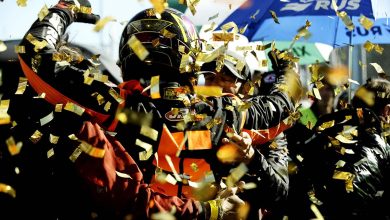 Mangoni festejando con papelitos.