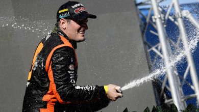 Mangoni festejando en el podio de Rafaela con champagne.