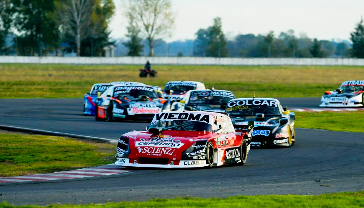 Benjamín Ochoa dobla con el Ford.