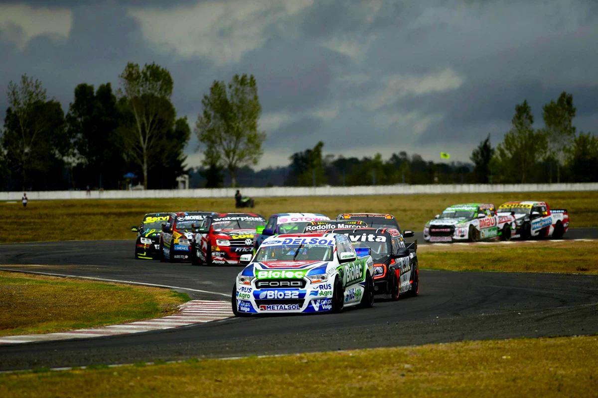 Las TC Pick Up soblan en la curva.