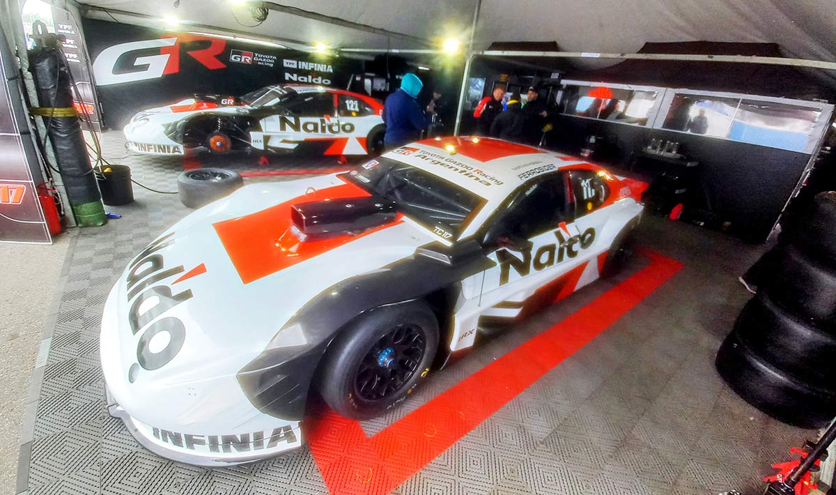 Los Toyota en el box de Rafaela