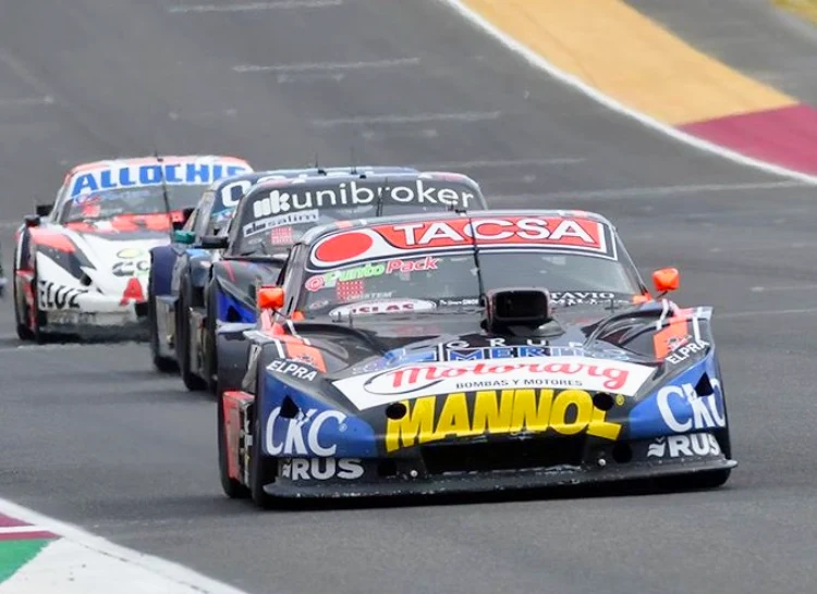 Mangoni con el Chevrolet en San Juan