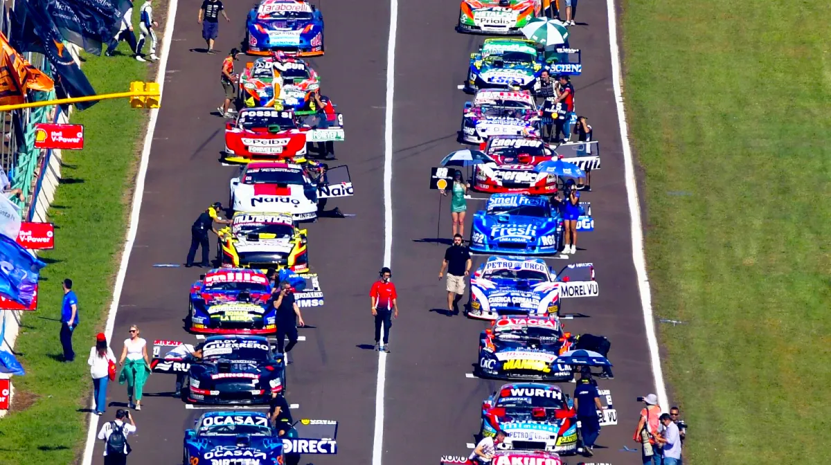 Autos de TC en la recta de Posadas