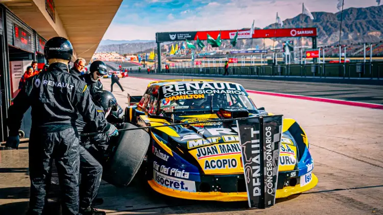 Torino de Landa atendido por los mecánicos.