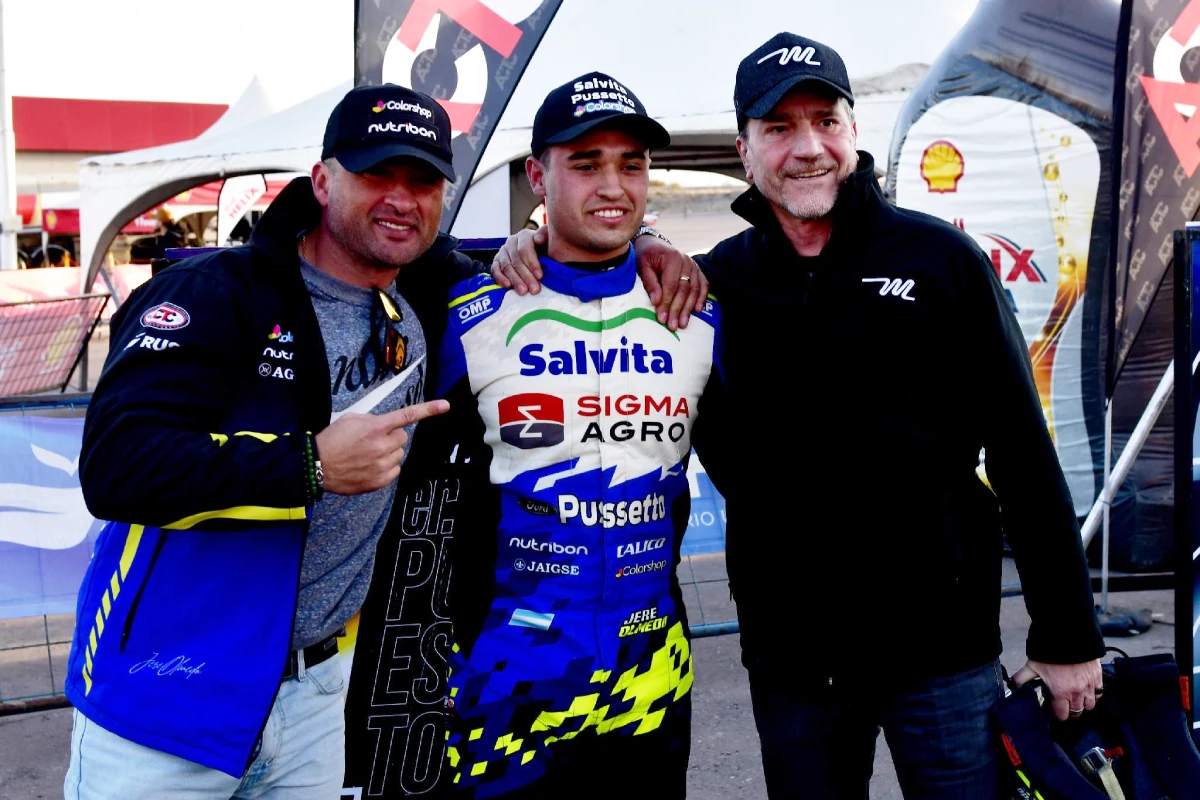 Olmedo festejando con su equipo la serie.