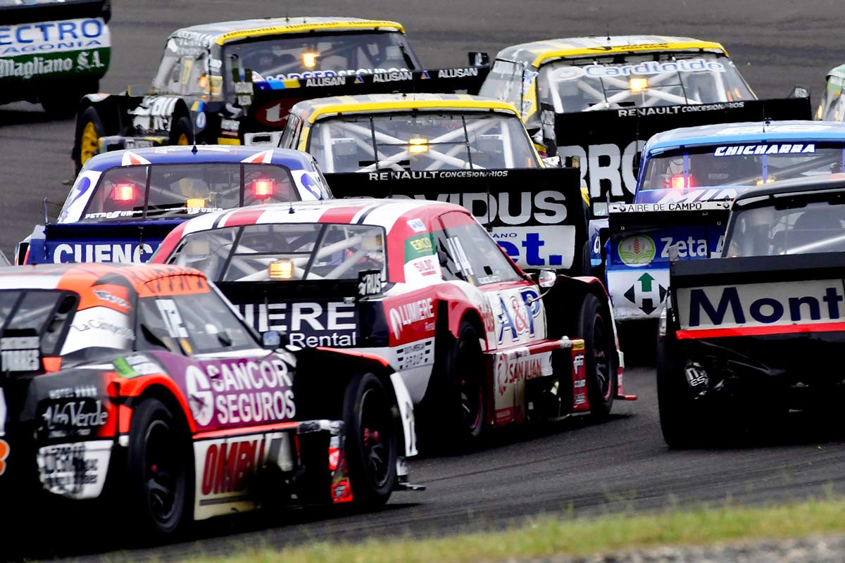 Pelotón de TC desde atrás.