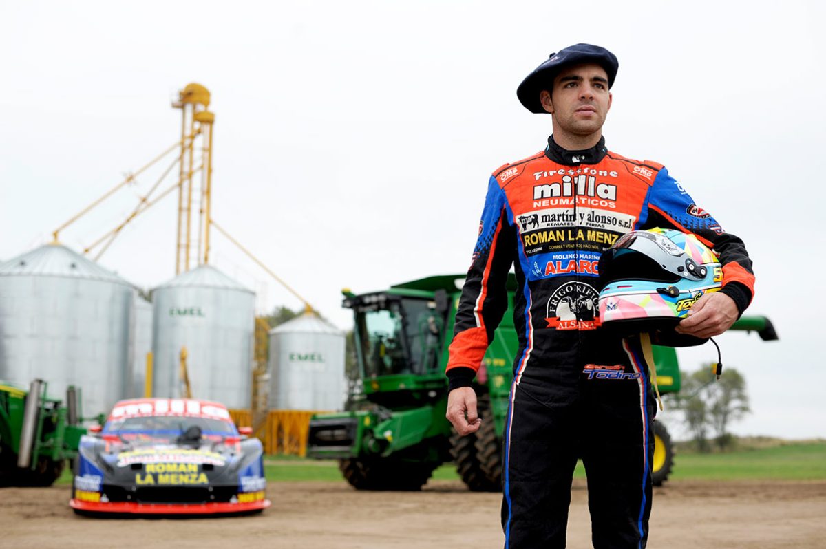 Todino en su campo de RIvera, vestido de piloto.