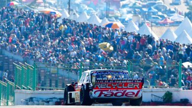 El Ford de Werner con el fondo de las tribunas colmadas.