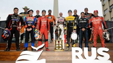 Los 12 pilotos clasificados a la Copa de Oro, posando en el Obelisco.