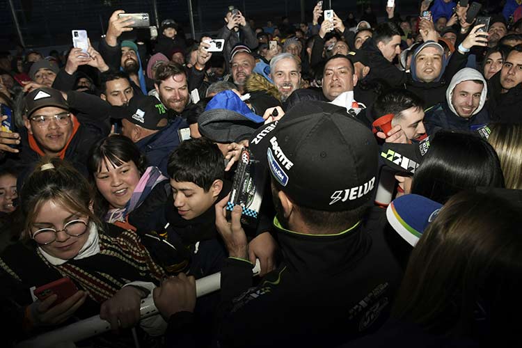 Canapino junto a los hinchas.