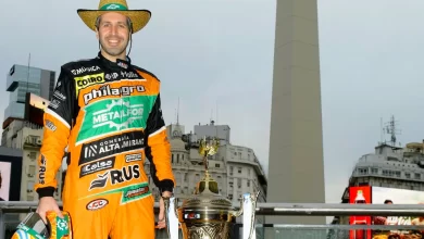 Casetllano con la Copa de Oro en el Obelisco