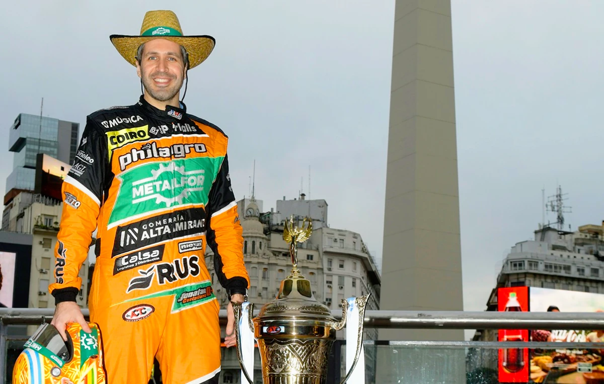 Casetllano con la Copa de Oro en el Obelisco