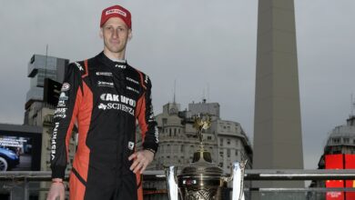 Catalán magni posa con la Copa de Oro