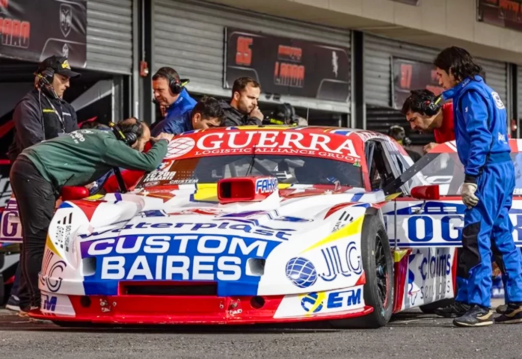 Ferrante para con el Dodge en boxes