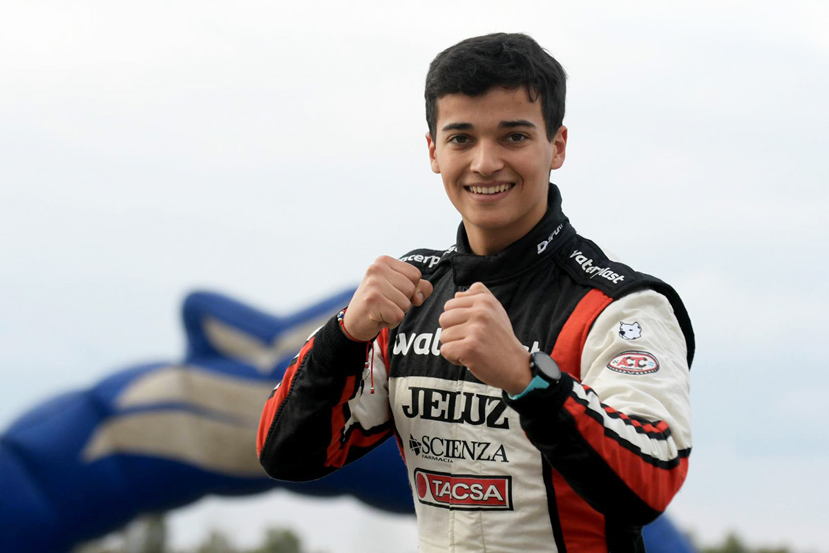 Jorge Barrio mostrando los puños.