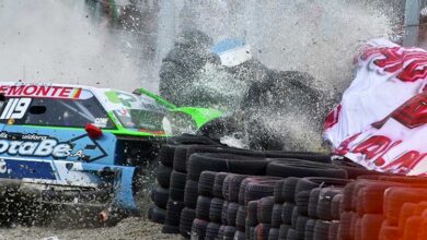 El Dodge de Krujoski impactando contra los neumáticos.