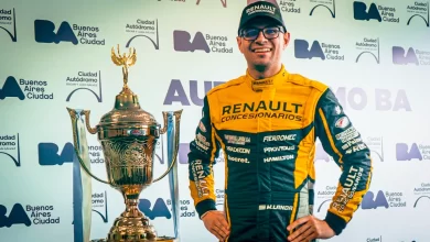 Landa sonríe con la Copa de Oro