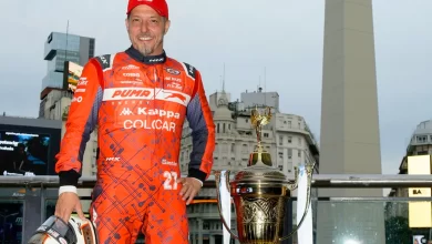 Mazzacane posa con la Copa de Oro