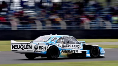 De La Iglesia conduciendo la Dodge en el autódromo de Buenos Aires.