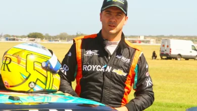 Risati con el casco sobre el Chevrolet