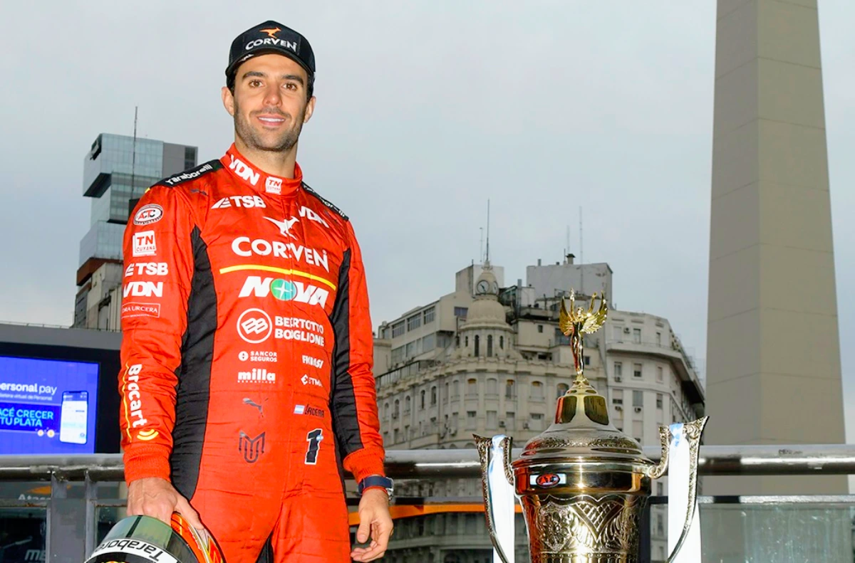 Urcera sonríe con la Copa de Oro