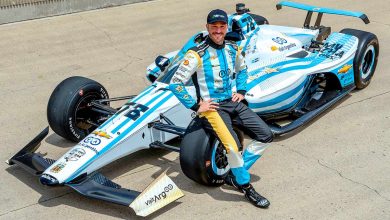 Canapino con el auto de IndyCar pintado con los colores de Argentina.