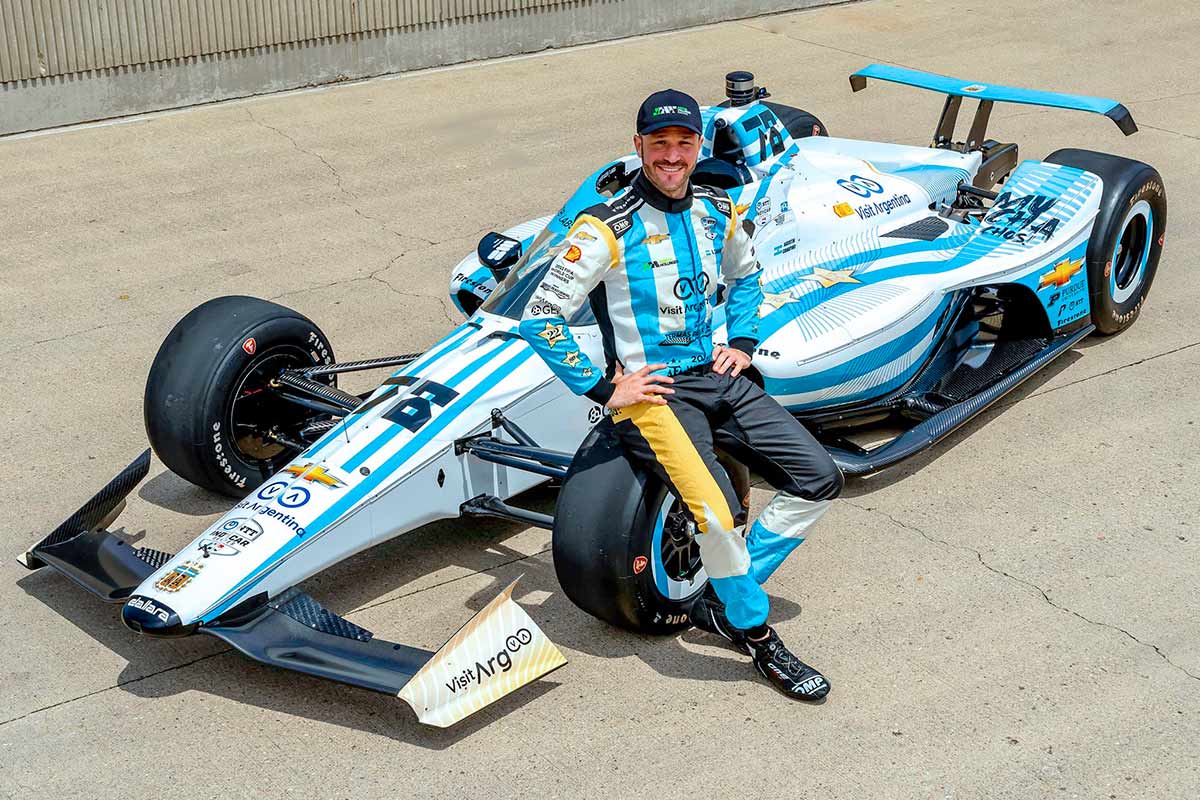 Canapino con el auto de IndyCar pintado con los colores de Argentina.