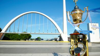 Copa de Oro en la entrada del autódromo de Buenos Aires.