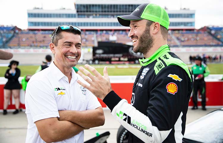 Juncos y Canapino dialogando en los boxes de IndyCar.