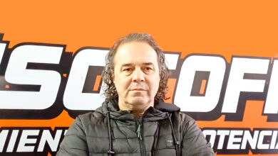 Walter Alifraco apoyado en la pared.