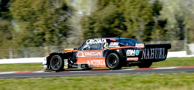 Jorge Barrio conduciendo en el circuito de la Plata.