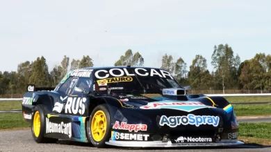 Santiago Biagi en su auto en La Plata.